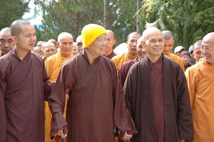 Lâm Đồng: TS Nhất Hạnh cùng tăng thân Làng Mai và tăng thân tu viện Bát Nhã viếng thăm TS Thanh Từ thiền viện Trúc Lâm